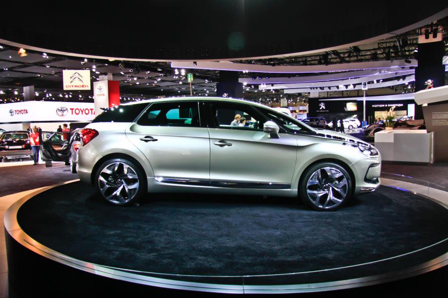  Citroen DS5 2012 года  (фото 12 из 182)